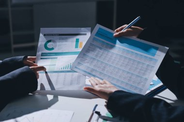 Finans veri harcamaları belgesi üzerinde çalışan bir grup iş kadını.