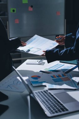 Finans veri harcamaları belgesi üzerinde çalışan bir grup iş kadını.