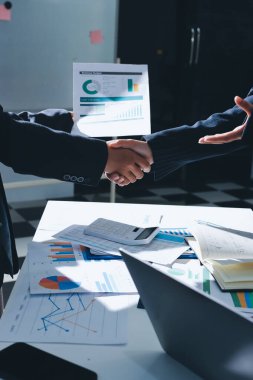 Mutlu Asyalı iki iş adamı ve kadın tokalaşması başarıyı kutlamak için. Birlikte çalışan başarılı Asyalı iş adamları.