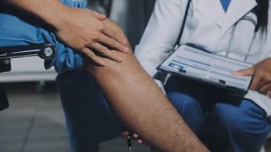 Hastanedeki hastanın dizini elinde tutan doktoru kapatın.