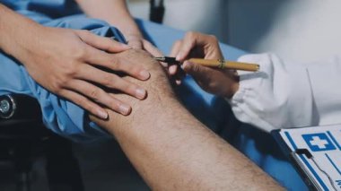 Klinikteki hastaya yakın çekim, el ve doktor eli, tıbbi konsept