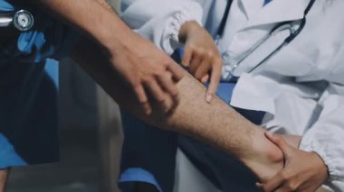 Erkek doktor, elinde bir hastanın bandajını tutuyor.