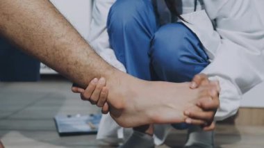 Yakın plan - tıbbi üniformalı bir doktorun hastayı muayene etmesi