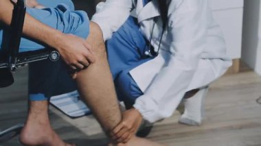 Doktor tıbbi üniformalı