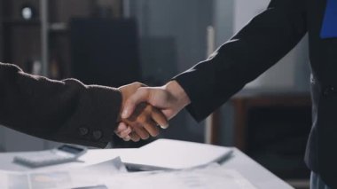 Ofiste iş tokalaşması. İki işadamı başarılı bir anlaşmadan sonra el sıkışıyor.