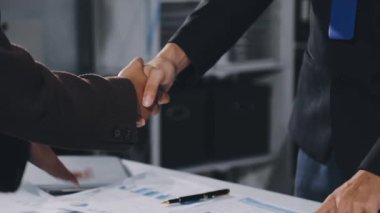 İş adamları el sıkışıyor, toplantıyı bitiriyor.