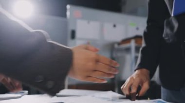 İş ekibi el sıkışıyor, anlaşmayı bitiriyor.