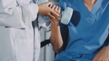 Genç erkek doktor ofiste.