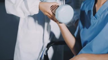 Hastanedeki steteskoplu beyaz üniformalı genç kadın.