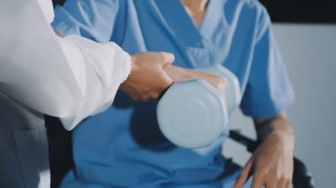 Kapat - bir doktorun eli hastayı tutarken