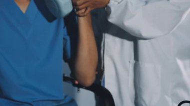 Steteskoplu doktor ve hasta