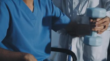 Doktorun steteskopu hastanede tutarken yakın plan görüntüsü.