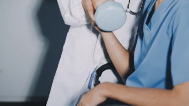 Doktor steteskop tutuyor.