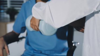 Doktor, elleri göğsünde hastayı koğuşta tutuyor..