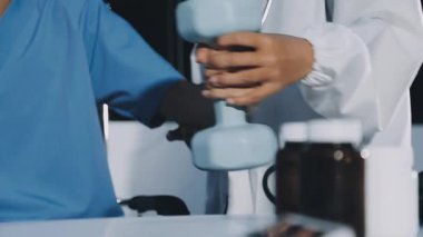 Elleri beyaz tahtada, hastanede bir doktor.