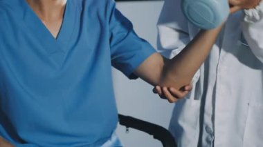 Steteskoplu bir doktor hastane koğuşunda bir hastayı tutuyor, tıbbi konsept.