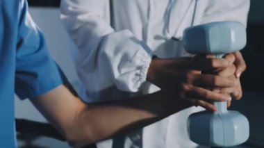 Doktor, elinde dambıllar, elinde de spor salonu var..