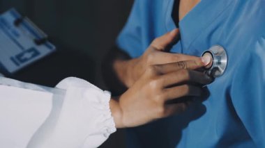 Doktor steteskop tutuyor. Hasta, izole edilmiş, beyaz bir doktor.