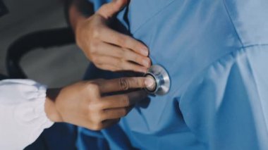 Genç erkek doktor hastanede steteskopu inceliyor. seçici odak.