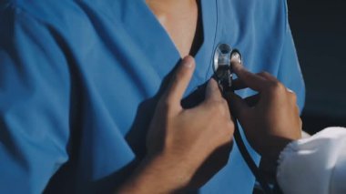 Doktor hastanedeki hastanın kalp atışlarını kontrol ediyor.