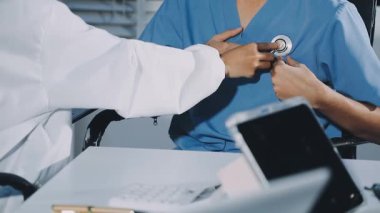 Doktor kan basıncını ölçüyor.