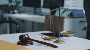 Yargıç Tokmak ve Pul ofiste..