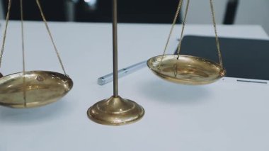 ölçekler, adalet ve tokmak