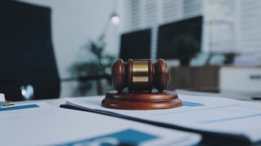 Hukuk kavramı. Masasında tokmak ve kitaplar olan ofis masası..