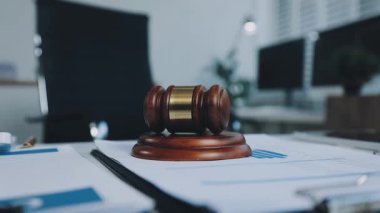 Yargıç Tokmak ve hukuk bürosundaki kitaplar, hukuk konsepti..