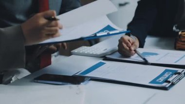 Ofisteki Kağıda Yazan İşadamı.