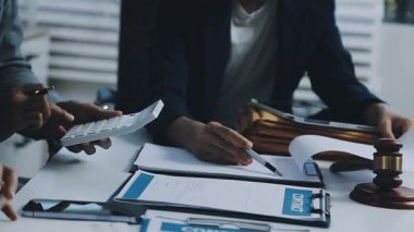 İş kadını kontrat imzalıyor