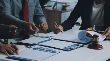 Ofiste çalışan bir işadamı.