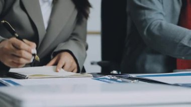 Ofiste çalışan iş adamı