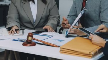 Ofisteki müvekkile danışmak.