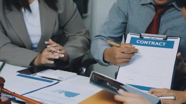 İş kadını elinde belge, iş görüşmesi konsepti, orijinal fotoset