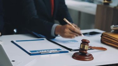 Masada çalışan iş adamı ve avukat.