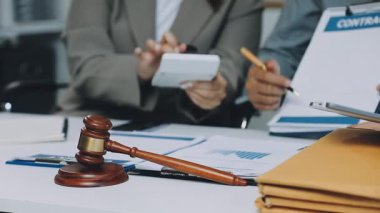 Yargıç avukat ya da avukat ofiste belgelerle çalışıyor..