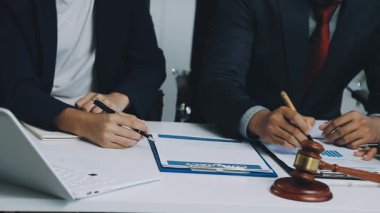 Avukat ve yargıç ellerinde kağıt ve kalemle bürodaki belgeleri tutuyorlar. Hukuk hizmetleri, adalet ve hukuk kavramı.