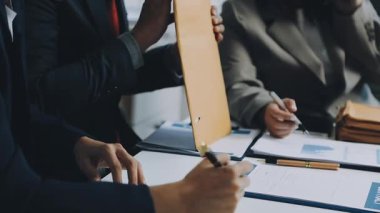 Birlikte çalışan iş adamlarını kapatın.