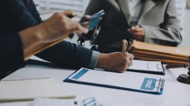 Ofiste çalışan iş adamları