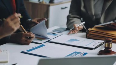 bir grup iş adamı ofiste toplanıyor..