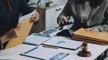 Ofisteki belgelerle görüşen iş kadınları