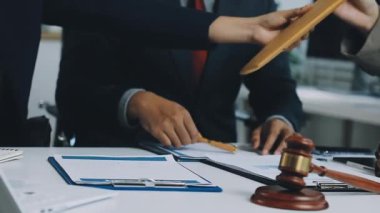 Ofisteki belgelerle çalışan işadamı avukatı.