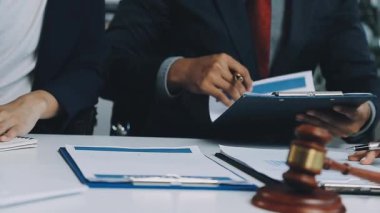 Kapat. İş adamları sözleşmeyi tartışıyor