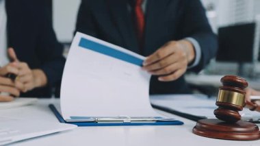 İş ekibi ofisinde toplanıyor. Modern bir ofiste çalışan iş adamları, iş adamları ve finans yöneticileri.