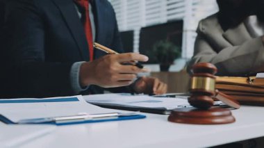 Ofiste dizüstü bilgisayarla çalışan iş ekibi.