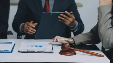 İş adamı iş arkadaşlarıyla konferans odasında çalışıyor.