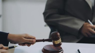 Yargıç veya tokmak ile hakim elleri toplantıda veya avukat veya avukat veya avukat veya avukat veya mahkeme salonunda, hukuki danışmanlık ve adalet kavramı