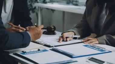 İş ekibi ofisinde toplanıyor.