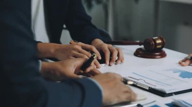 İş adamı ve kadın büroda.